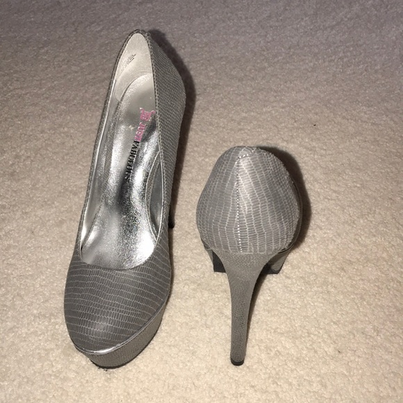 Gray platform heels 👠 - Picture 2 of 5